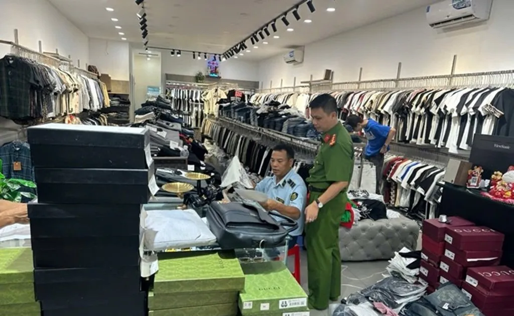 Đồng Nai: Khởi tố 2 bị can kinh doanh hàng giả nhãn hiệu nổi tiếng 관련 이미지