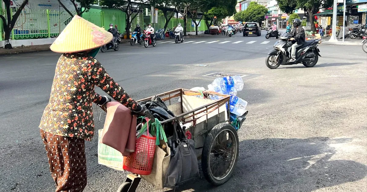 Phụ nữ làm việc ngoài trời chờ “bệ đỡ” an sinh