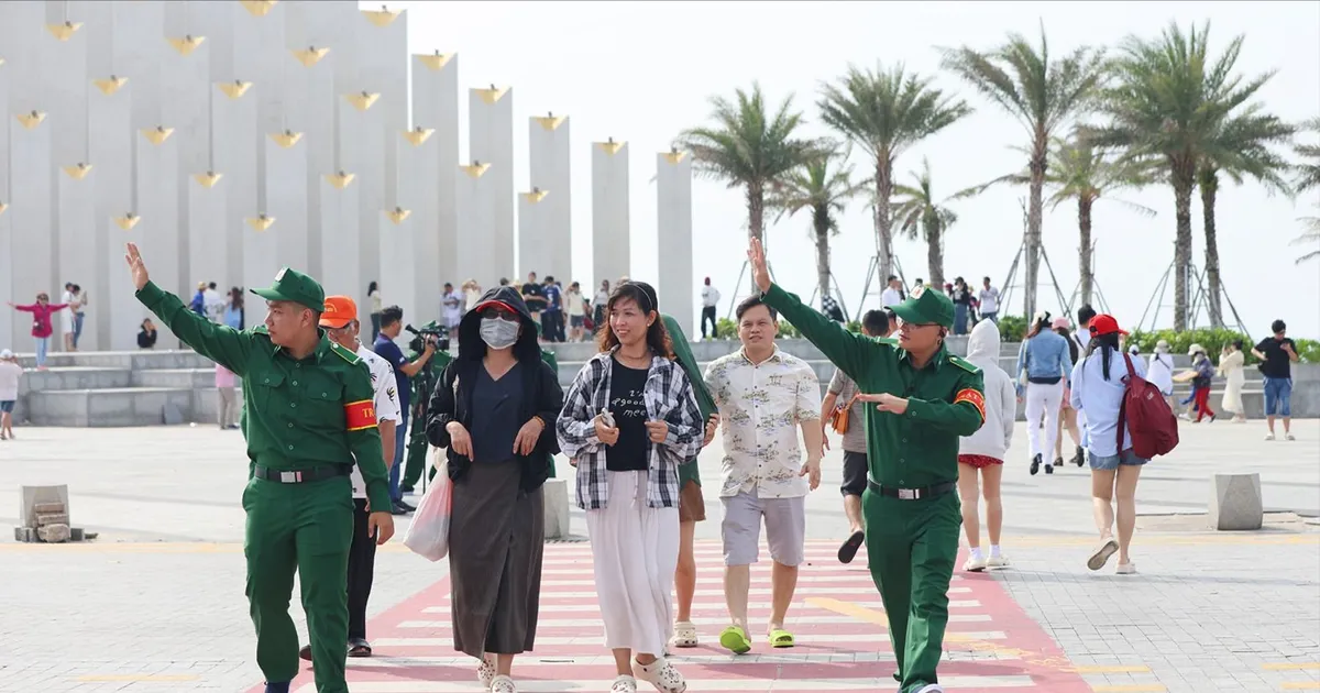 Giữ bình yên cho phố biển