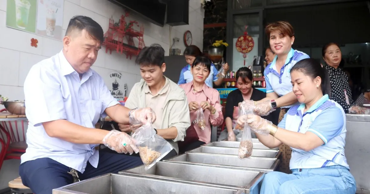 Tiệm cơm xoay vòng, lan tỏa yêu thương