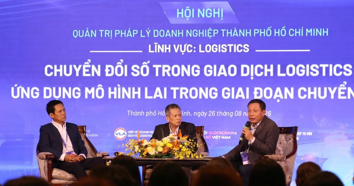 Chuyển đổi số logistics và rủi ro "số trong - giấy ngoài"