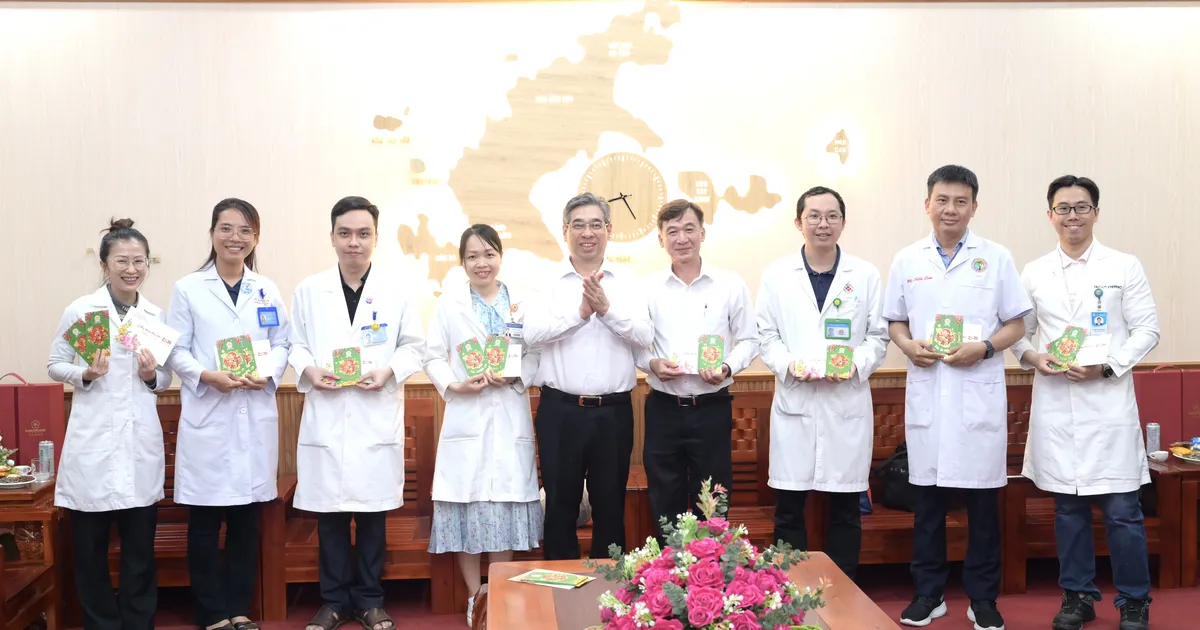 Lãnh đạo TPHCM thăm , động viên bác sĩ luân phiên ra Côn Đảo trực xuyên tết