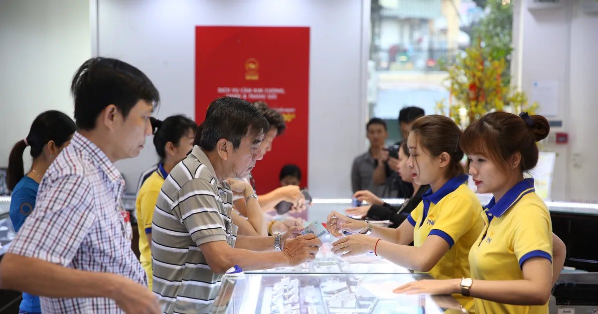 Giá vàng trong nước mất tới 1,4 triệu đồng/lượng, thế giới lao dốc hơn 100 USD/ounce — image 1