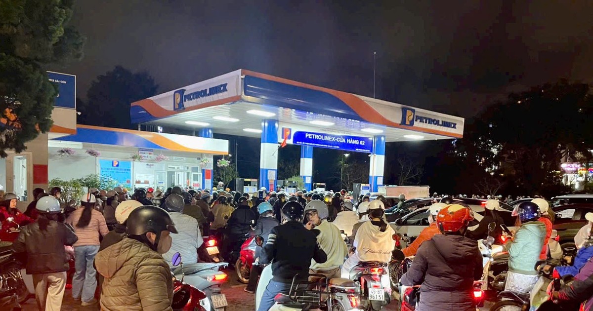 Flock Fuel Da Lat residents flock to fuel stations on supply fears | SGGP English ...
