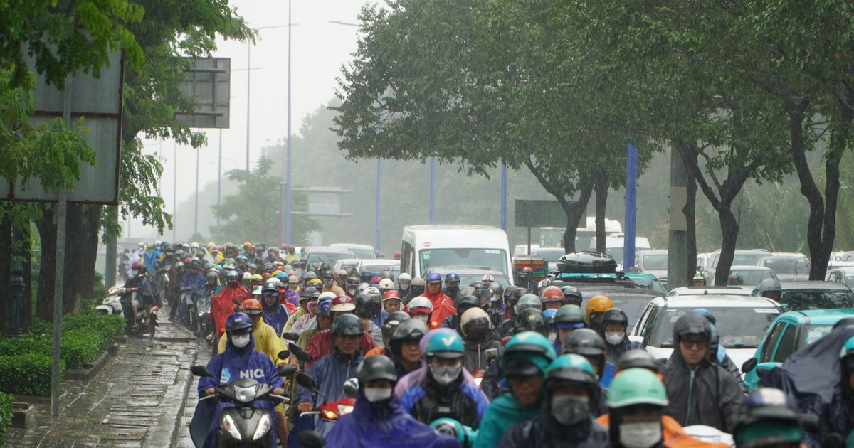 Heavy rain causes localized flooding, traffic congestion in Ho Chi Minh ...