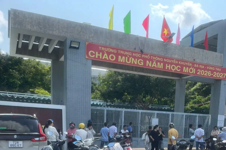 Đến trường họp phụ huynh, hàng chục phụ huynh Trường THPT Nguyễn Khuyến bị “nhốt” ngoài cổng