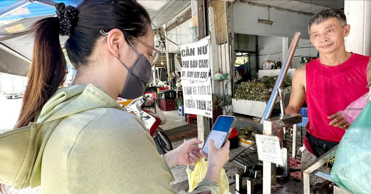 Xã, phường đẩy mạnh vận động thanh toán điện tử: Quét mã QR dần thay tiền mặt