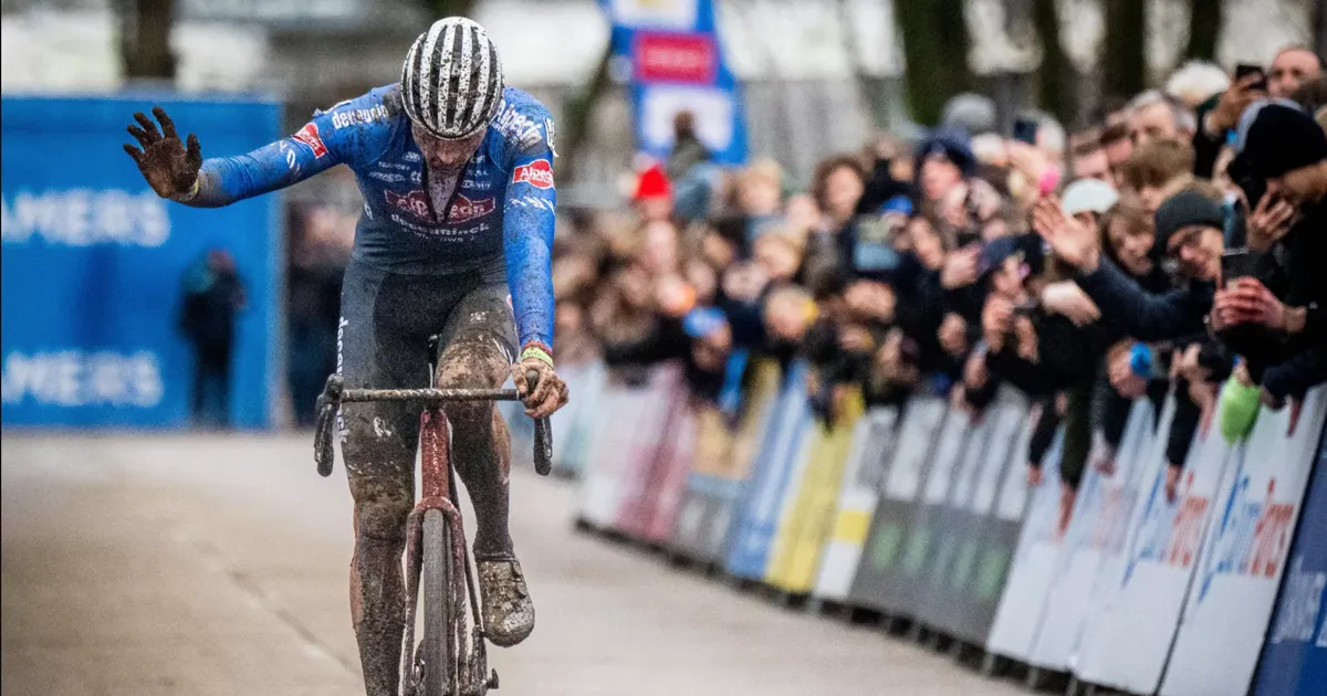 Mathieu van der Poel không ăn mừng dù thắng dễ Wout van Aert | CHUYÊN ...