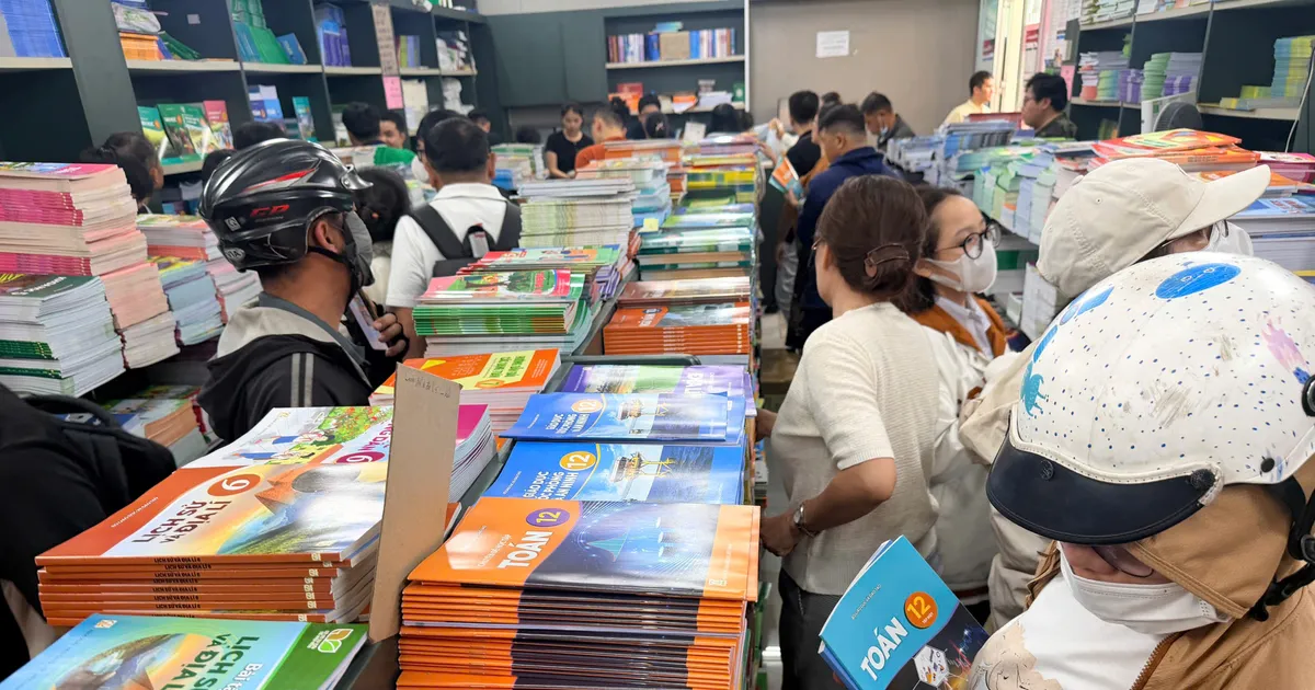 TPHCM: Phụ huynh vẫn chật vật đi tìm từng cuốn SGK