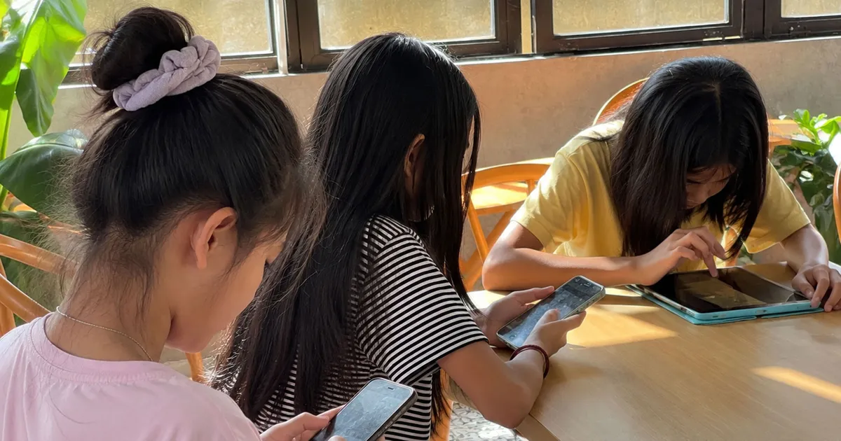 Dỗ trẻ bằng điện thoại, nguy hại khó lường