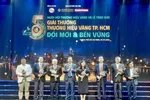 Chủ tịch UBND TPHCM Phan Văn Mãi tặng hoa Hội đồng bình chọn giải thưởng Thương hiệu vàng 