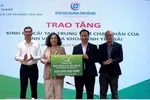 Đại diện Vietcombank và bệnh viện đa khoa tỉnh Yên Bái thực hiện nghi thức trao gói tài trợ an sinh xã hội