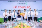 Ông Lê Quang Vinh, Phó Bí thư Đảng ủy Vietcombank, Tổng Giám đốc Vietcombank và bà Nguyễn Thị Thu Thu, Quyền Giám đốc Ngân hàng Nhà nước chi nhánh Khu vực 8 chụp ảnh lưu niệm cùng đại diện Ban Giám đốc Vietcombank Nghệ An và Vietcombank Vinh