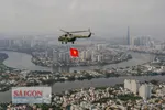 Máy bay thả cờ rực rỡ trên bầu trời TPHCM