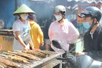 Tấp nập người mua trái cây, cá lóc nướng vía Thần Tài