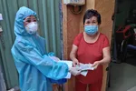 Người lao động tự do trên địa bàn quận 11 nhận tiền hỗ trợ. Ảnh: ĐÌNH LÝ