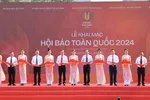 Bí thư Thành ủy TPHCM Nguyễn Văn Nên cùng các đại biểu cắt băng khai mạc Hội Báo toàn quốc năm 2024. Ảnh: VIỆT DŨNG