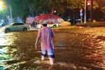 Mưa cuốn trôi ô tô ở TP Thái Nguyên, Hà Nội ngập nặng