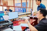 Người dân đặc khu Côn Đảo, TPHCM phấn khởi đến làm thủ tục hành chính trong ngày đầu tiên vận hành chính quyền địa phương 2 cấp tại TPHCM. Ảnh: LÝ HUYỀN