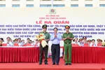 Ông Hồ Văn Mừng, Chủ tịch UBND tỉnh An Giang tặng hoa chúc mừng, động viên lực lượng Công an tỉnh