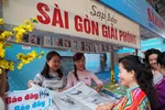 Đông đảo bạn đọc tham quan, tìm hiểu gian trưng bày Báo Sài Gòn Giải Phóng