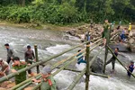 Công an xã Ba Xa cùng người dân dựng cầu tre qua suối. Ảnh: XÃ BA XA