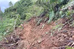 Khối đất đá đổ tràn xuống tuyến đường ĐH83 đoạn qua 2 thôn Đăk Pao và Đăk Panh khiến 2 thôn cô lập. Ảnh: NGUYỄN THỊ TÌNH