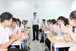 Thầy Trương Bá Hải và những học trò khiếm thị của mình tại Trung tâm GDNN-GDTX quận 10