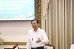 Chủ tịch UBND TPHCM Phan Văn Mãi tại cuộc họp sáng 1-4. Ảnh TTBC