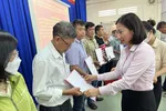 Chủ tịch UBND huyện Củ Chi Phạm Thị Thanh Hiền trao quyết định đền bù cho người dân