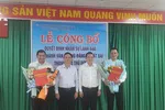 Ông Nguyễn Toàn Thắng - Giám đốc Sở TNMT (thứ 2 từ phải qua) và ông Nguyễn Kỳ Phùng, Phó Chủ tịch TP Thủ Đức tặng hoa chúc mừng ông Quân (bìa phải) và ông Phương (bìa trái)