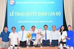 Phó Chủ tịch UBND TP Bùi Xuân Cường (thứ 4 từ phải qua) cùng Giám đốc Sở TNMT Nguyễn Toàn Thắng chúc mừng ông Huỳnh Văn Thanh