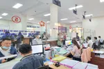 Người dân làm thủ tục nhà đất tại Chi nhánh VP ĐKĐĐ quận Tân Phú