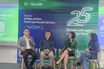 Bà Tina Nguyễn (áo xanh)- Tổng giám đốc Manulife Việt Nam, cùng các khách mời chia sẻ thông tin tại buổi họp báo