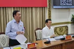 PCT HĐND TPHCM Phạm Thành Kiên (đứng) và PCT UBND TPHCM Bùi Xuân Cường tại hội nghị