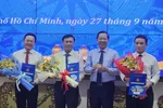 Chủ tịch Phan Văn Mãi trao quyết định cho ông Đinh Khắc Huy (bìa trái), Nguyễn Trung Anh (bìa phải) và Nguyễn Minh Nhựt