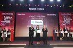 Bà Lay Hoon Tan - đại diện Manulife Việt Nam nhận hoa và bằng vinh danh tại chương trình Saigon Times CSR 2024