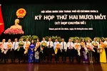 Bí thư Thành ủy Nguyễn Văn Nên và lãnh đạo TPHCM tặng hoa chúc mừng lãnh đạo các sở sau khi sáp nhập