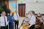 Phó Bí thư Thường trực Thành ủy Nguyễn Thanh Nghị trao đổi cùng các đại biểu trước giờ khai mạc kỳ họp. Ảnh Đỗ Trà Giang