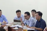 Giám đốc Nguyễn Toàn Thắng, Tổ trưởng Tổ Công tác lắng nghe DN trình bày ý kiến tại một buổi làm việc. Ảnh: Đỗ Trà Giang