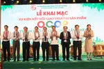Phó Chủ tịch UBND TPHCM Bùi Minh Thạnh (thứ 5 từ trái qua) và Giám đốc Sở NN-MT Nguyễn Toàn Thắng (thứ 4 từ trái qua) cùng các đại biểu trong nghi thức khai mạc