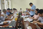 Ông Trương Hữu Chức, Phòng Kinh tế đất, Sở NN-MT, phát biểu tại cuộc họp