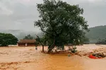 Đã có ít nhất 71 người chết và mất tích vì bão lũ