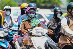 Nắng nóng tái xuất thường gây ảnh hưởng đời sống, hoạt động đi lại. Ảnh minh họa