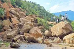 Miền núi phía Bắc: Đá lăn, đất lở, bùn trùm kín đường