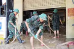 Theo chân những người lính giúp dân dọn bùn sau mưa lũ ở Nghệ An