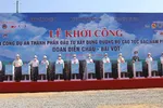 Các đại biểu thực hiện nghi thức ấn nút khởi công dự án