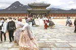 Khách du lịch tự bảo vệ bằng khẩu trang khi đến Seoul, Hàn Quốc