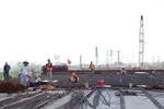 Thi công trên dự án Vành đai 3 TPHCM. Ảnh: QUỐC HÙNG