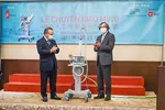 Ông Trần Ngọc Phúc, Chủ tịch kiêm Tổng giám đốc Công ty Metran bàn giao những máy thở MV20 đầu tiên cho đại diện Đại sứ quán Việt Nam tại Nhật Bản.
